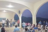 El alcalde de San Luis Acatlán, Adair Hernández Martínez (de camisa blanca al fondo a la izquierda) en la asamblea con vecinos de Buenavista, quienes lo retuvieron en la Comisaría para exigirle que autorice 20 millones de pesos para obras que le corresponden a esa comunidad. Fotograma de un video difundido ayer en Facebook
