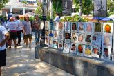 Transeúntes observan la exposición fotográfica de personas desaparecidas que el sábado pusieron integrantes de la Colectiva Memoría Verdad y Justicia en el Zócalo de Acapulco. Foto: Aurora Harrison