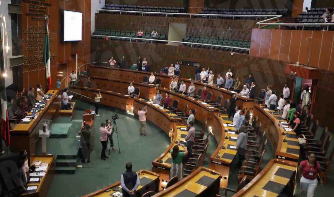 Minuto de silencio en el Congreso del Estado por la maestra trabajadora eventual de la UAG asesinada a tiros afuera de la Coordinación de la Zona Sur de la UAG, en Acapulco. Foto: Jesús Guerrero