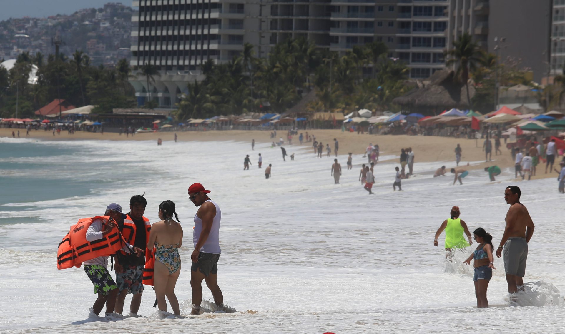 Fuerte oleaje el día de ayer por el fenómeno mar de fondo, ayer en la playa el Morro en Acapulco. Foto: Jesús Trigo