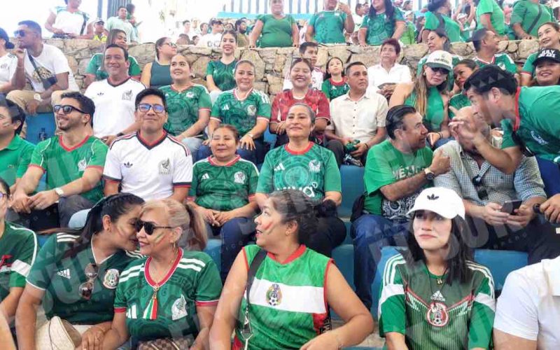 La alcaldesa Abelina López compartió con cientos de aficionados de Acapulco el primer partido del Tricolor contra Sudáfrica. Foto: Karina Contreras