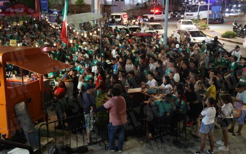 Miles de aficionados acuden a pantallas gigantes en Acapulco y Chilpancingo para ver el partido entre México y Corea del Sur. Foto: Carlos Carbajal