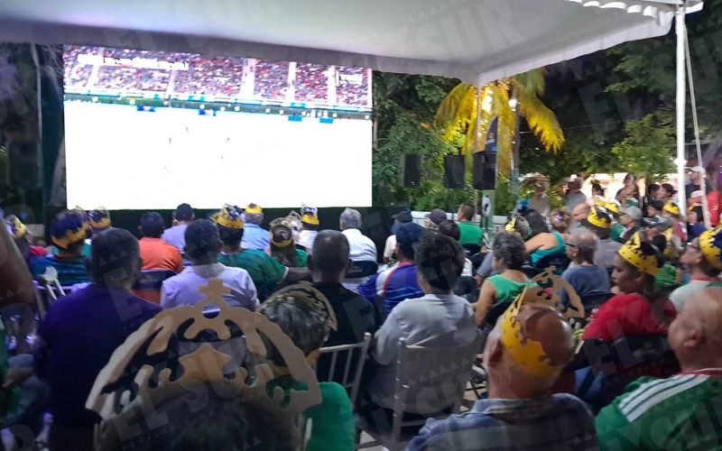 Miles de aficionados acuden a pantallas gigantes en Acapulco y Chilpancingo para ver el partido entre México y Corea del Sur. Foto: Jesús Trigo