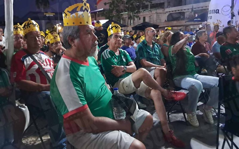 Miles de aficionados acuden a pantallas gigantes en Acapulco y Chilpancingo para ver el partido entre México y Corea del Sur. Foto: Jesús Trigo