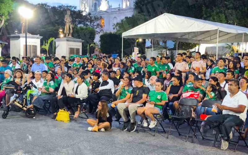 Miles de aficionados acuden a pantallas gigantes en Acapulco y Chilpancingo para ver el partido entre México y Corea del Sur. Foto: Jesús Eduardo Guerrero