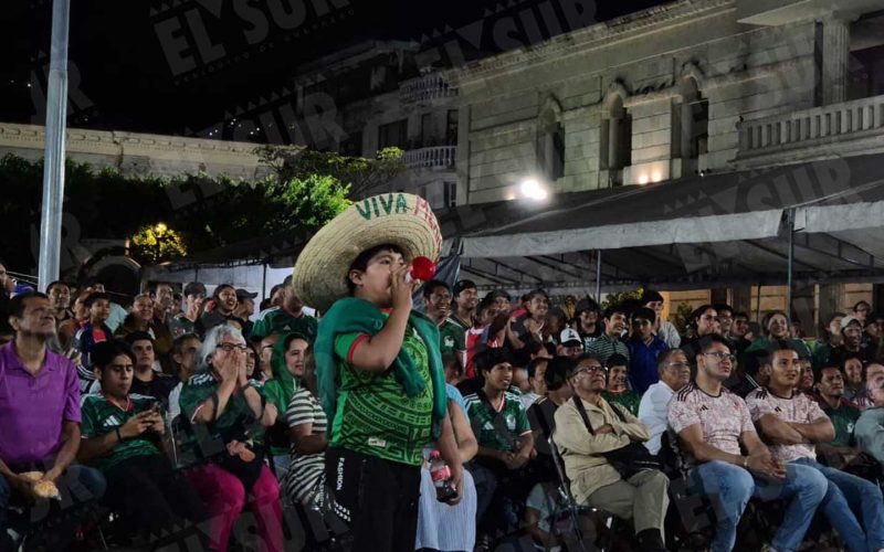 Miles de aficionados acuden a pantallas gigantes en Acapulco y Chilpancingo para ver el partido entre México y Corea del Sur. Foto: Alina Navarrete
