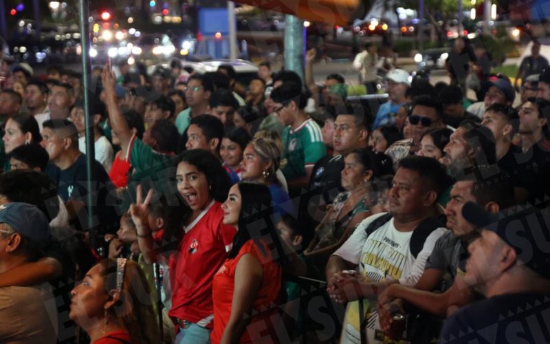Miles de aficionados acuden a pantallas gigantes en Acapulco y Chilpancingo para ver el partido entre México y Corea del Sur. Foto: Carlos Carbajal