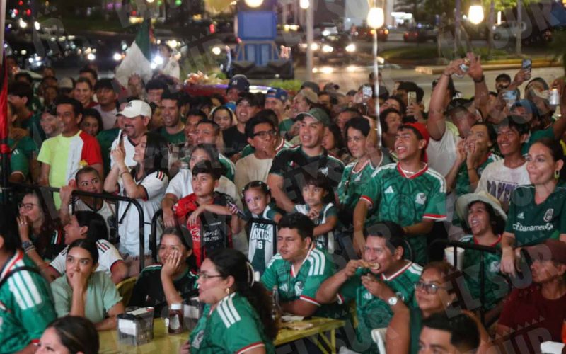 Miles de aficionados acuden a pantallas gigantes en Acapulco y Chilpancingo para ver el partido entre México y Corea del Sur. Foto: Carlos Carbajal