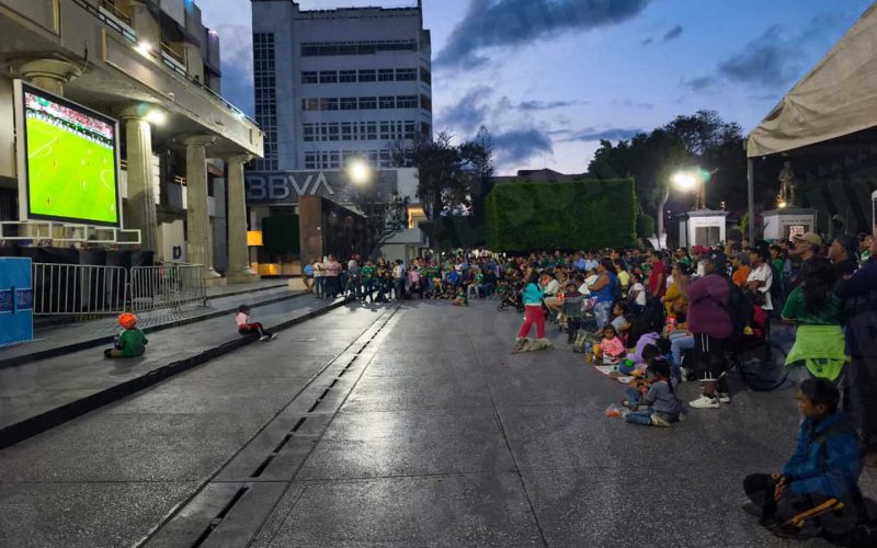Miles de aficionados acuden a pantallas gigantes en Acapulco y Chilpancingo para ver el partido entre México y Corea del Sur. Foto: Jesús Eduardo Guerrero