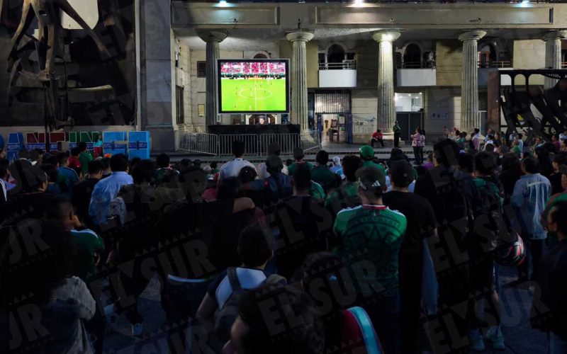 Miles de aficionados acuden a pantallas gigantes en Acapulco y Chilpancingo para ver el partido entre México y Corea del Sur. Foto: Jesús Eduardo Guerrero