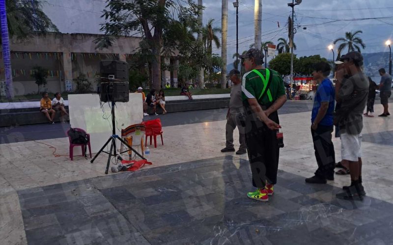 Aficionados se reúnen en plazas públicas, negocios y alrededor de televisores en Chilpancingo y Acapulco para seguir el México-República Checa. Foto: Jesús Trigo