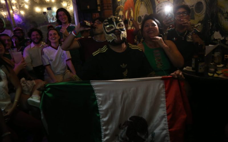 Aficionados se reúnen en plazas públicas, negocios y alrededor de televisores en Chilpancingo y Acapulco para seguir el México-República Checa. Foto: Carlos Carbajal