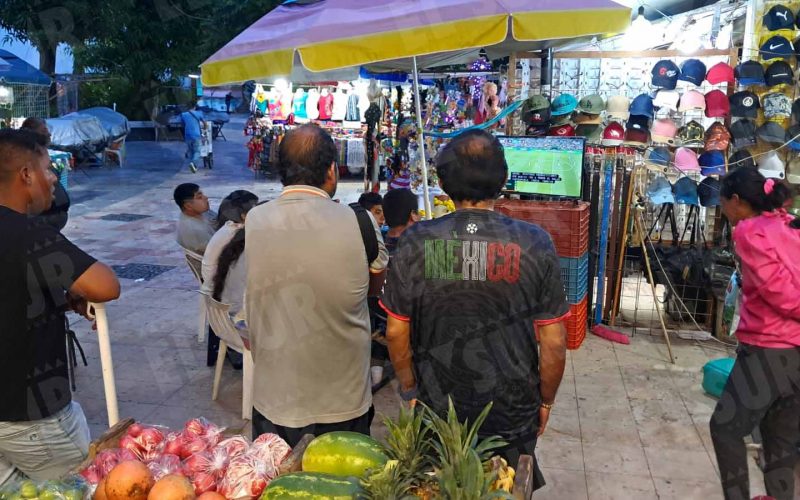 Aficionados se reúnen en plazas públicas, negocios y alrededor de televisores en Chilpancingo y Acapulco para seguir el México-República Checa. Foto: Jesús Trigo