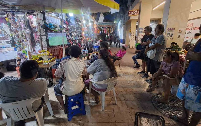 Aficionados se reúnen en plazas públicas, negocios y alrededor de televisores en Chilpancingo y Acapulco para seguir el México-República Checa. Foto: Jesús Trigo