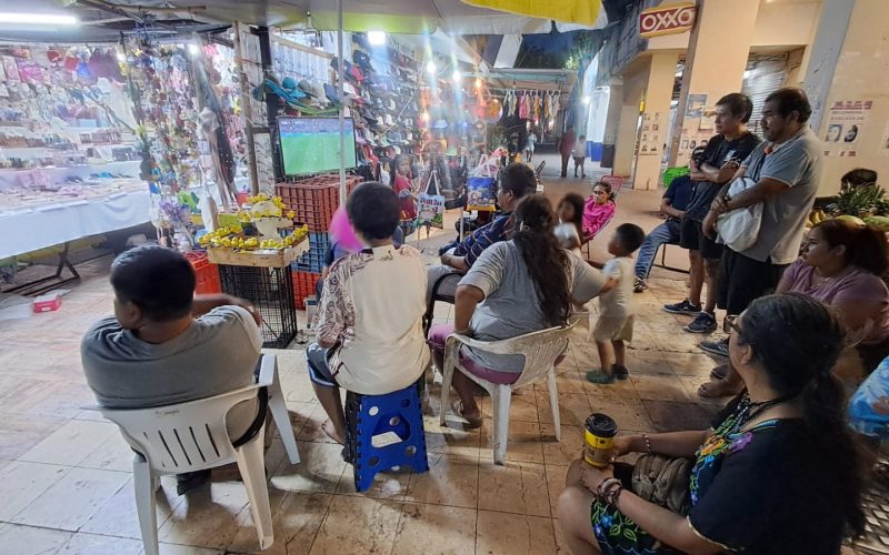 Aficionados se reúnen en plazas públicas, negocios y alrededor de televisores en Chilpancingo y Acapulco para seguir el México-República Checa. Foto: Jesús Trigo