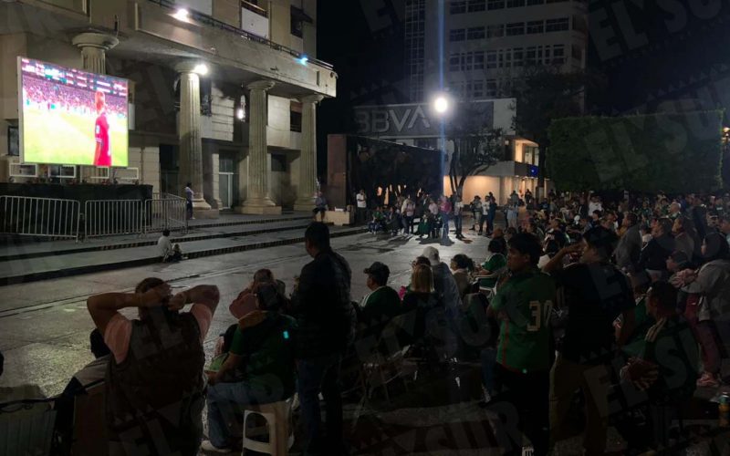 Aficionados se reúnen en plazas públicas, negocios y alrededor de televisores en Chilpancingo y Acapulco para seguir el México-República Checa. Foto: Jesús Eduardo Guerrero