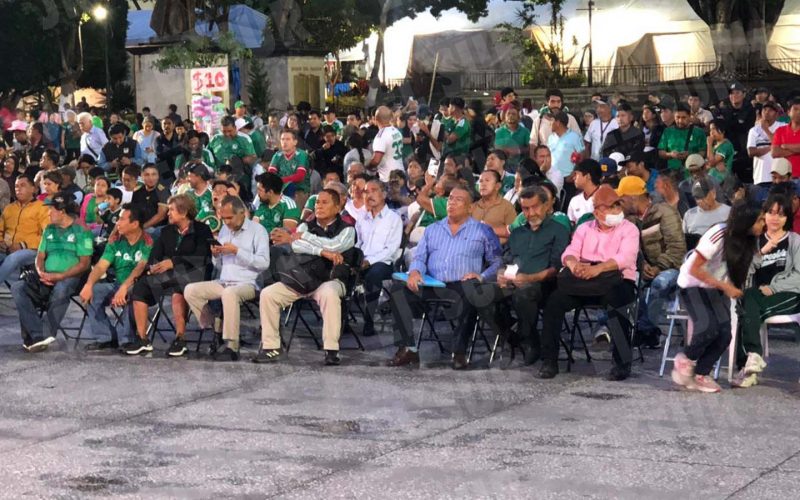 Aficionados se reúnen en plazas públicas, negocios y alrededor de televisores en Chilpancingo y Acapulco para seguir el México-República Checa. Foto: Jesús Eduardo Guerrero