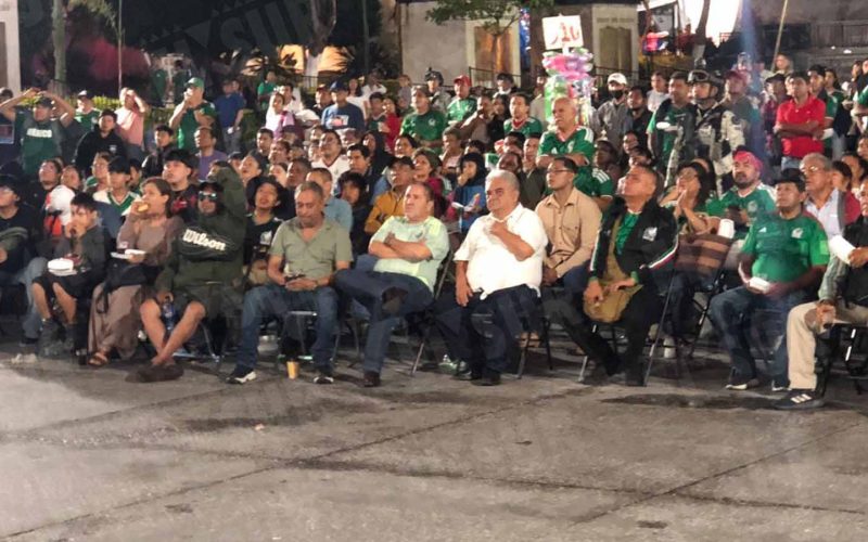 Aficionados se reúnen en plazas públicas, negocios y alrededor de televisores en Chilpancingo y Acapulco para seguir el México-República Checa. Foto: Jesús Eduardo Guerrero