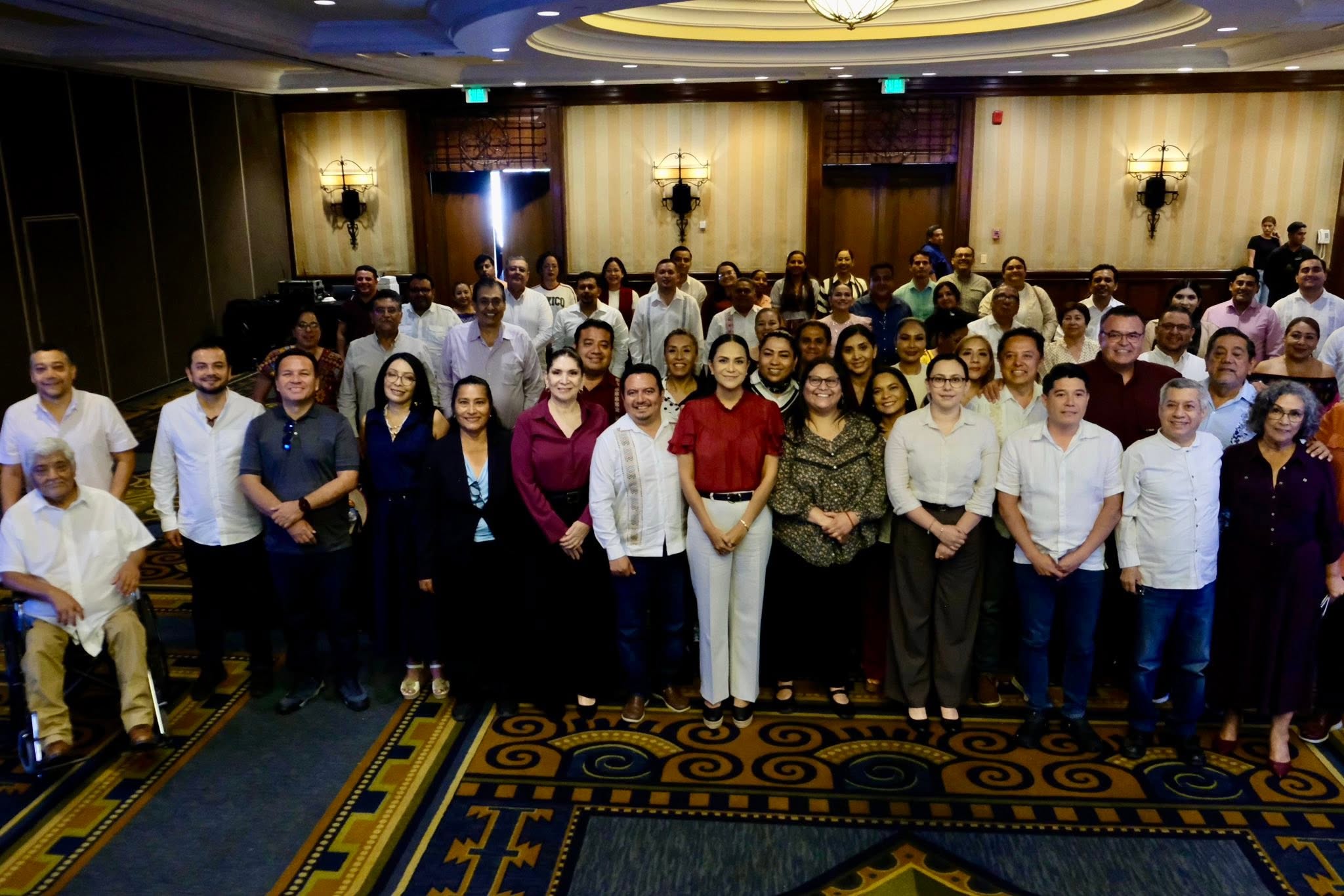 Líderes de Morena se reúnen con legisladores y alcaldes de ese partido en el hotel Princess. Foto: Facebook: Ariadna Montiel Reyes