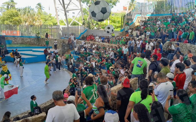 Cientos de aficionados acapulqueños compartieron este jueves la emoción del primer partido del Tricolor contra Sudáfrica en el Parque Papagayo. Foto: Óscar Ricardo Muñoz