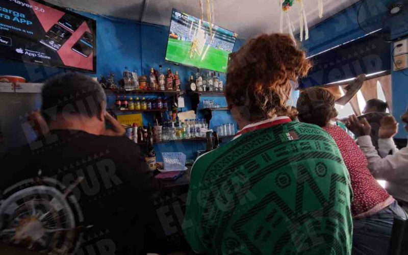 Aficionados se reúnen en bares del centro de Acapulco para compartir la emoción del primer partido del Tricolor contra Sudáfrica. Foto: Jesús Trigo