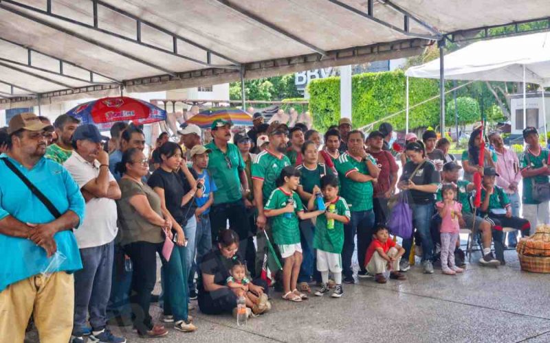 Familias de Chilpancingo acuden al zócalo capitalino a ver el primer partido del Mundial, en el que juega México contra Sudáfrica. Foto: Jessica Torres