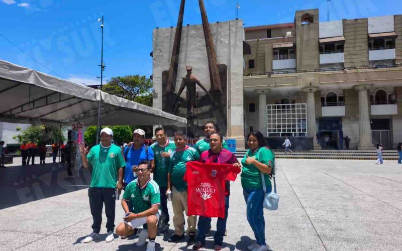 Familias de Chilpancingo acuden al zócalo capitalino a ver el primer partido del Mundial, en el que juega México contra Sudáfrica. Foto: Jessica Torres