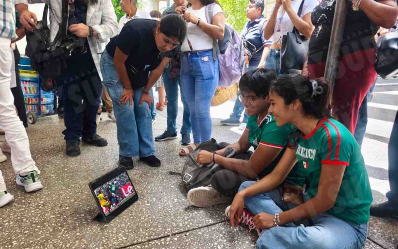 Aficionados de Chilpancingo ven el partido México-Sudáfrica en una Tablet, ante la demora de la instalación de la pantalla y las fallas de internet en el zócalo. Foto: Jessica Torres