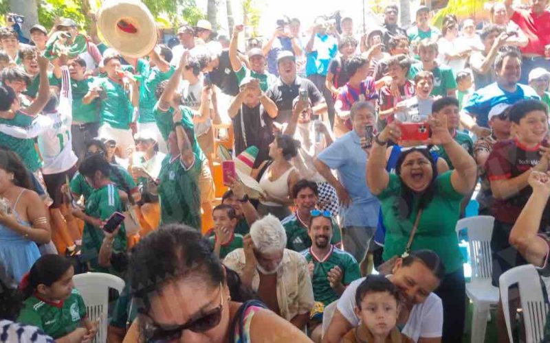 Cientos de aficionados guerrerenses compartieron este jueves la emoción del primer partido del Tricolor contra Sudáfrica en plazas públicas. Foto: Brenda Escobar