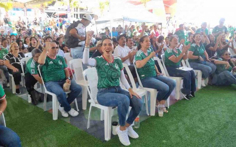 La alcaldesa Lizette Tapia compartió con cientos de aficionados de Zihuatanejo el primer partido del Tricolor contra Sudáfrica. Foto: Brenda Escobar
