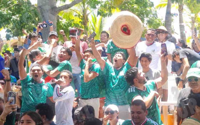 Aficionados de Zihuatanejo celebran el primer gol del Tricolor contra Sudáfrica en el Mundial 2026. Foto: Brenda Escobar