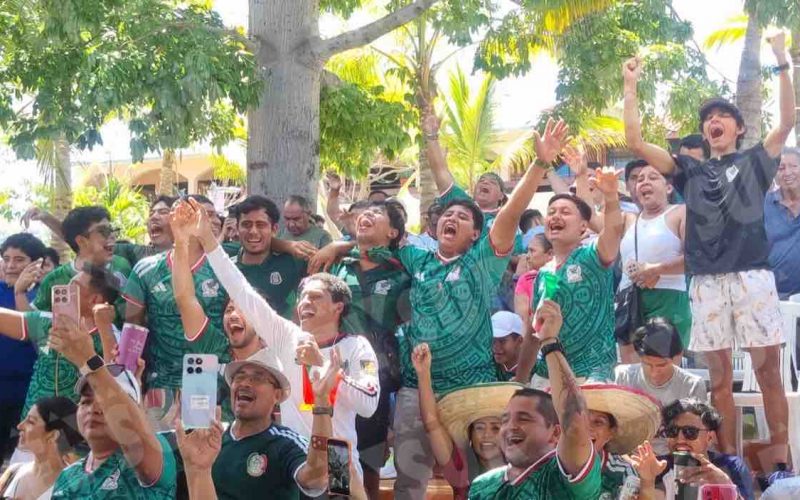 Aficionados de Zihuatanejo celebran el segundo gol del Tricolor contra Sudáfrica en el Mundial 2026. Foto: Brenda Escobar