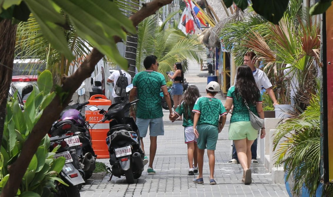 Desde temprano este miércoles las playeras verdes anuncian el ánimo de los aficionados para apoyar a la selección nacional contra República Checa en el Mundial, el 24 de junio de 2026. Foto Carlos Carbajal