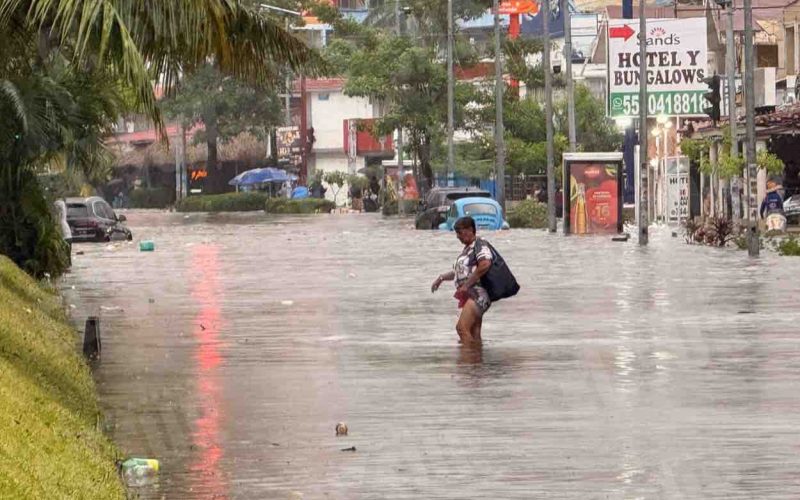Inundación en la avenida Costera de Acapulco, tras una hora de lluvia este lunes 24 de agosto. Foto: Jacob Morales