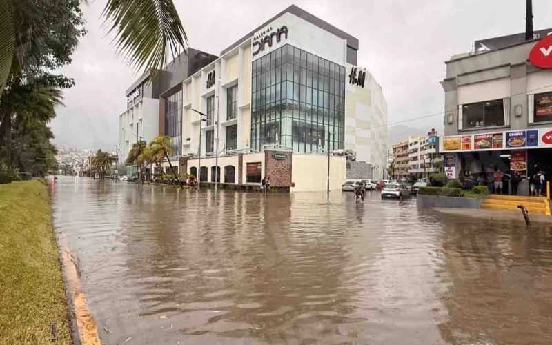 Inundación en la avenida Costera de Acapulco, frente a Galerías Diana, tras una hora de lluvia este lunes 24 de agosto. Foto: Jacob Morales