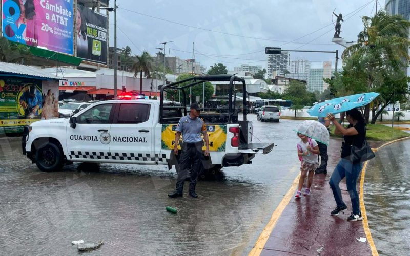 Agentes de la Guardia Nacional cerraron parte de la Costera cerca de la glorieta La Diana, donde hubo inundación por las lluvias. Foto: Jacob Morales.