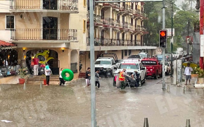 Las personas son auxiliadas en la Costera, luego de la fuerte lluvia que se registró este lunes. Foto: Jacob Morales.