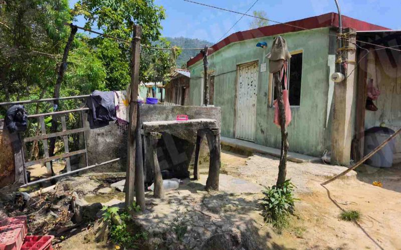Una casa abandonada en la localidad de Rincón de Alcaparrosa, en la sierra de Chilpancingo, luego de que la mañana del miércoles 45 familias huyeran por miedo a la violencia. Foto: Jesús Eduardo Guerrero