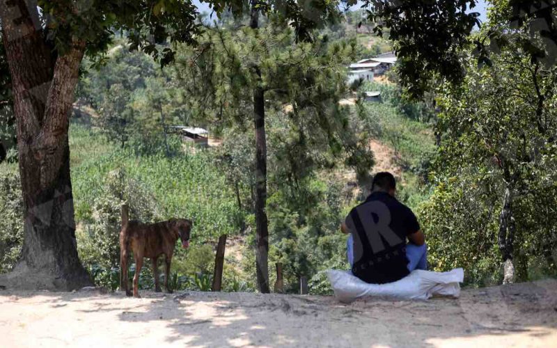 Un habitante de la localidad de Rincón de Alcaparrosa, de donde 45 familias huyeron por temor a la violencia provocada por grupos criminales. Foto: Jesús Eduardo Guerrero