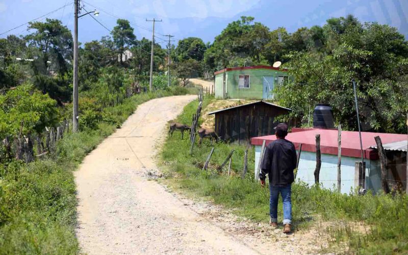 Un vecino camina por la desolada calle principal de la localidad de Rincón de Alcaparrosa, de donde huyeron 45 familias por la violencia criminal y ante el retiro de un puesto militar que brindaba seguridad. Foto: Jesús Eduardo Guerrero