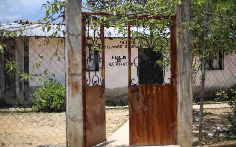 La escuela secundaria Josefa Ortíz de Dominguez, en la localidad de Rincón de Alcaparrosa, sin estudiantes, debido a que 45 familias salieron desplazadas por la violencia en la zona. Foto: Jesús Eduardo Guerrero